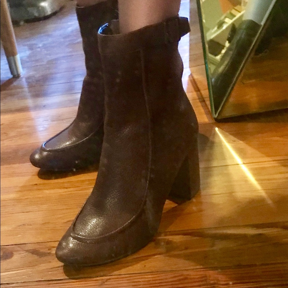 These ankle boots were made for walkin’